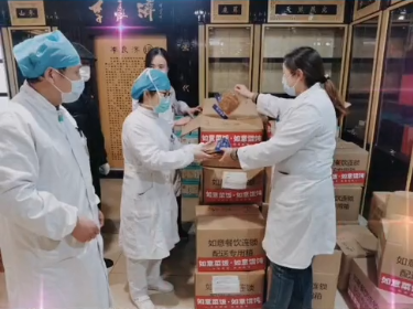 如意菜飯、如意餛飩為蘇州中西醫(yī)結(jié)合醫(yī)院的一線抗疫伙伴送去了2500份如意食品