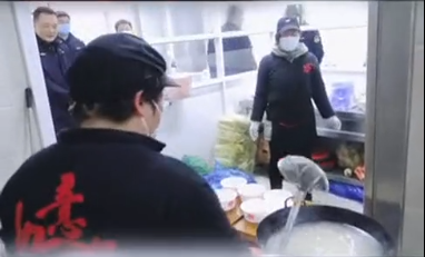 如意餛飩無錫聯(lián)東優(yōu)谷店煮好了餛飩，慰問華莊高速路口執(zhí)勤的人員