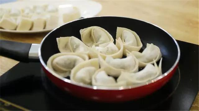 [餐飲加盟連鎖]餛飩這么吃太有創(chuàng)意了，鮮香酥脆，滿滿的驚喜